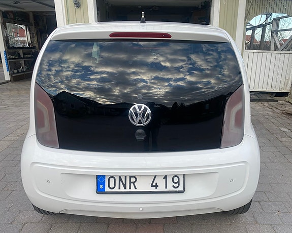 Volkswagen UP! 2 of 5
