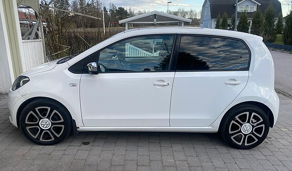 Volkswagen UP! 3 of 5