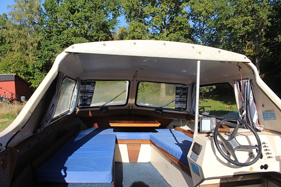 Uttern 560 med Yamaha 70 hk två takts motor och Fogelsta obromsad båtkärra. 5 of 5