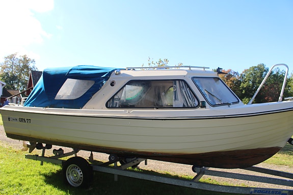 Uttern 560 med Yamaha 70 hk två takts motor och Fogelsta obromsad båtkärra. 2 of 5