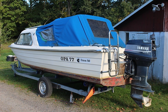 Uttern 560 med Yamaha 70 hk två takts motor och Fogelsta obromsad båtkärra. 3 of 5