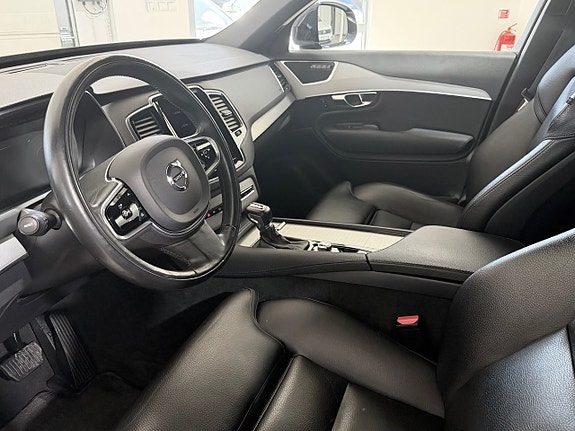 Volvo XC90 2 of 13