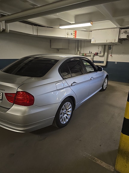 BMW 318i 2 of 3