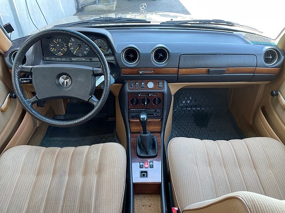 Mercedes-Benz 200 9 of 12