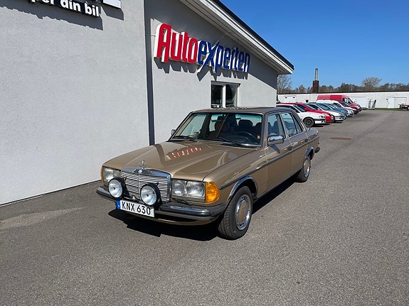 Mercedes-Benz 200 4 of 5