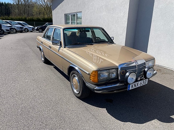 Mercedes-Benz 200 3 of 5