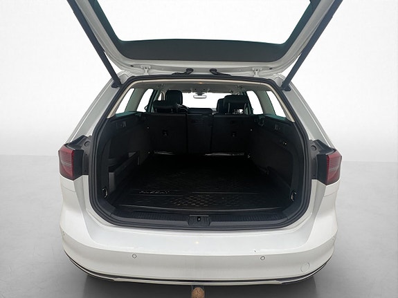 Volkswagen Passat 28 of 30