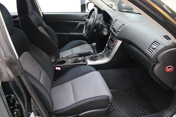 Subaru Legacy 8 of 12