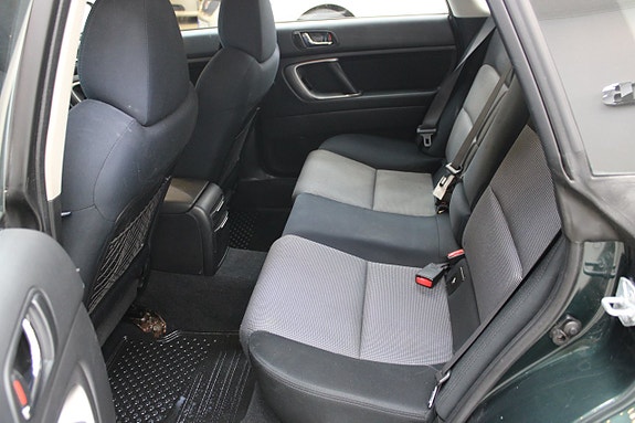 Subaru Legacy 10 of 12