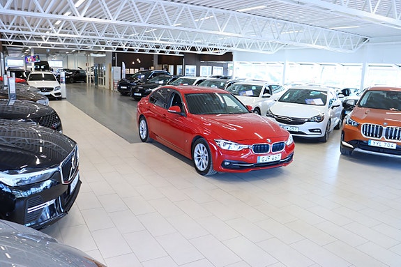 BMW 330e 3 of 5