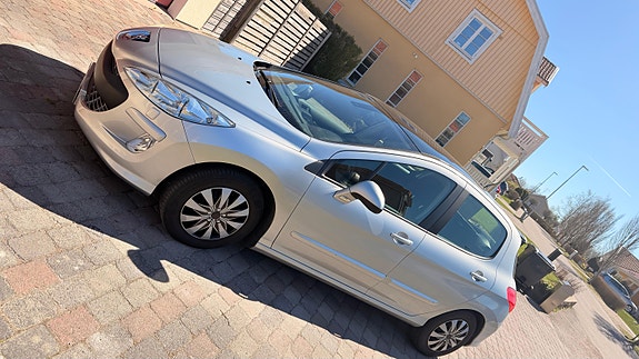 Peugeot 308 2 of 5