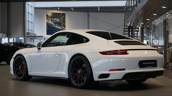 Porsche 911 Carrera GTS 2 of 5