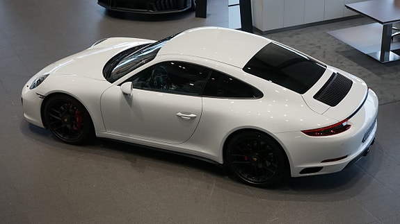 Porsche 911 Carrera GTS 3 of 5