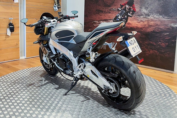 Aprilia Tuono V4 R |Akrapovic|Oxford värmehandtag|R&G|Puig|SE BILDER| 4 of 5