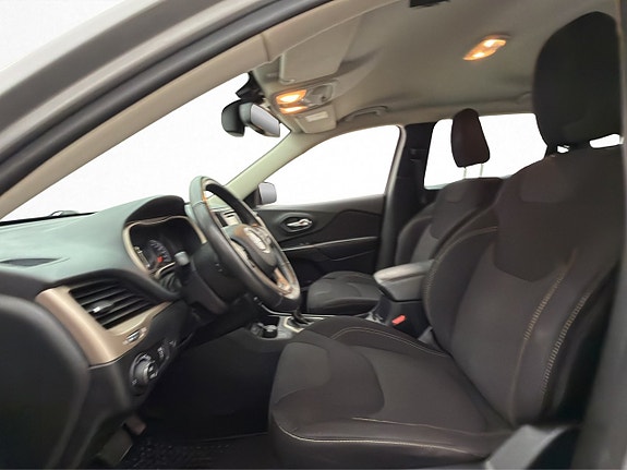 Jeep Cherokee 13 of 30