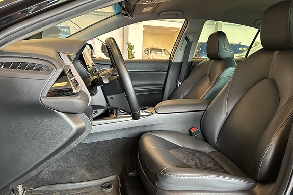Toyota Camry 11 of 19
