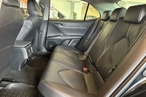 Toyota Camry 13 of 19