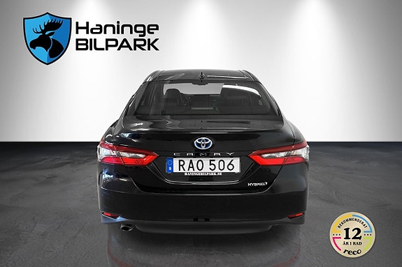 Toyota Camry 8 of 19