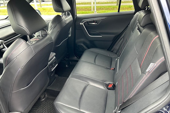 Toyota RAV4 12 of 15