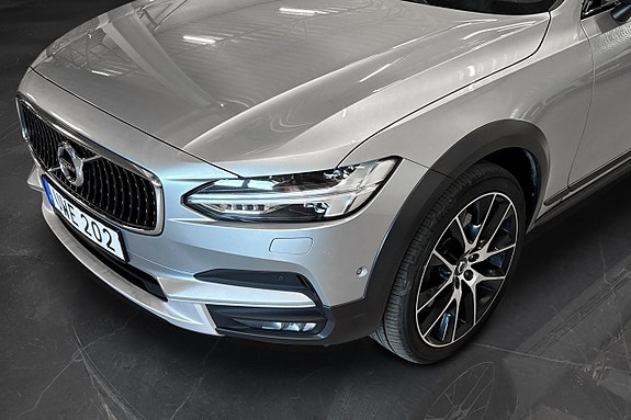 Volvo V90 Cross Country 2 of 5