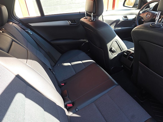 Mercedes-Benz C220 3 of 5