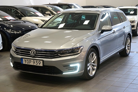 Volkswagen Passat 2 of 21