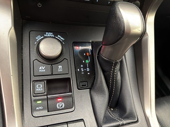 Lexus NX300h 25 of 30