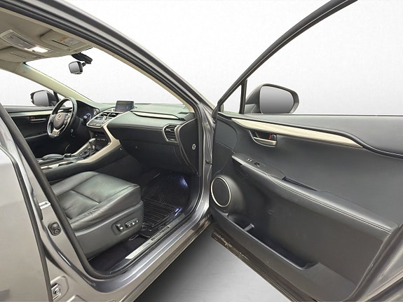 Lexus NX300h 27 of 30