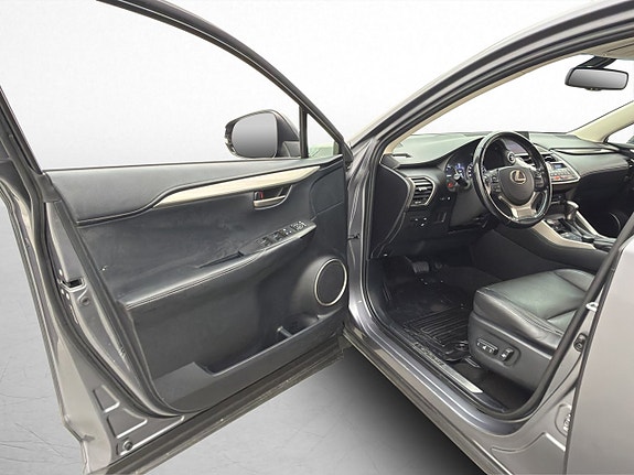 Lexus NX300h 11 of 30