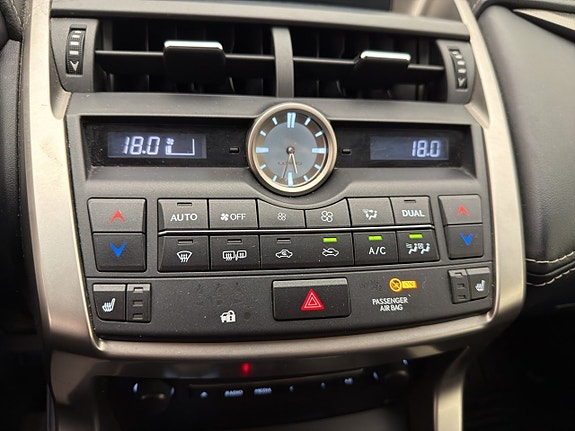 Lexus NX300h 24 of 30