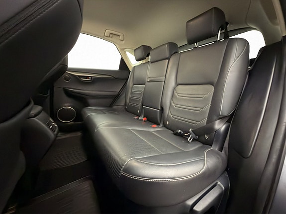 Lexus NX300h 28 of 30
