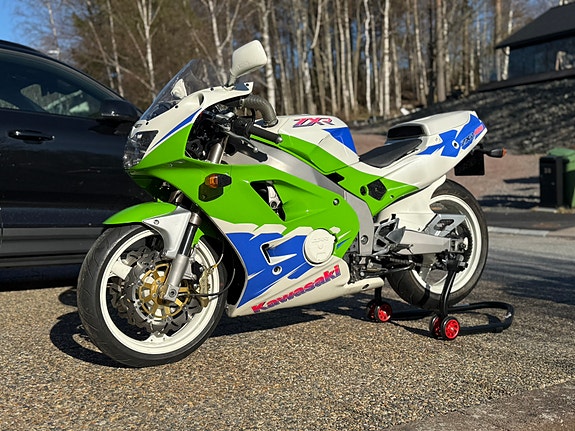 Kawasaki ZXR400 2 of 8