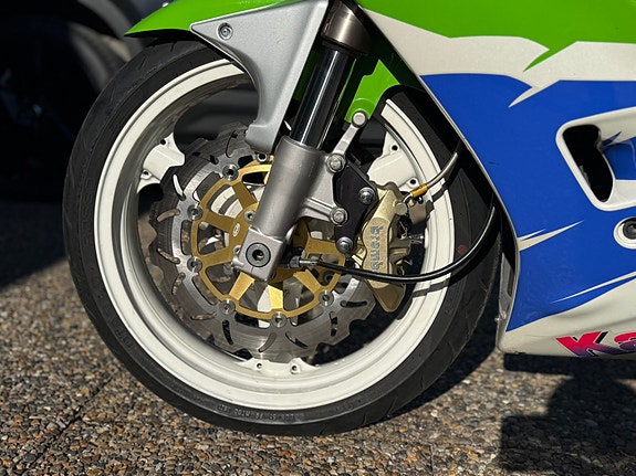 Kawasaki ZXR400 4 of 8