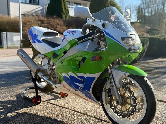 Kawasaki ZXR400 3 of 8