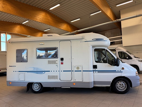 Adria Adriatik 573 DS Serie 70 / Fransk bädd! 6 bältade platser! AC i bodel! Får köras på B-kort!