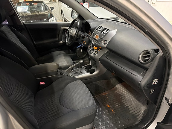 Toyota RAV4 7 of 9