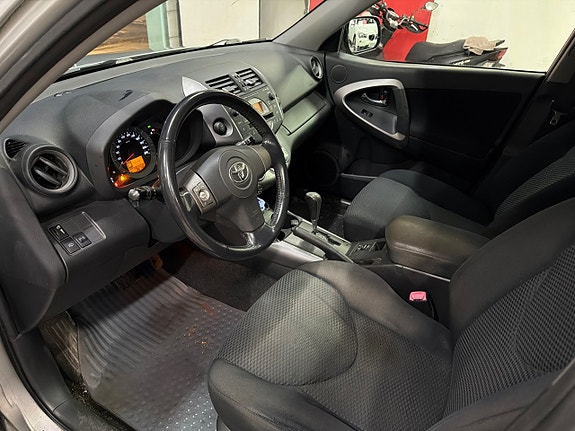Toyota RAV4 8 of 9