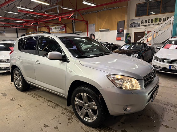 Toyota RAV4 3 of 5