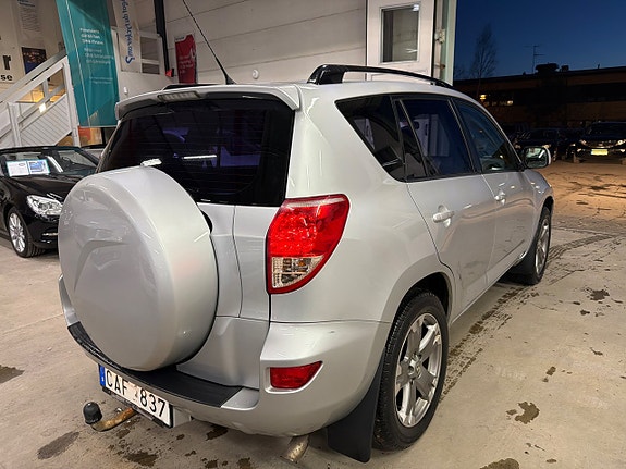 Toyota RAV4 6 of 9
