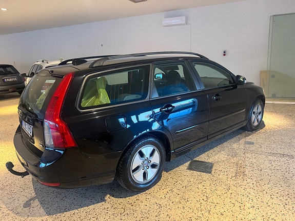 Volvo V50 3 of 5