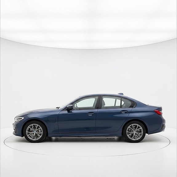 BMW 330e 3 of 5