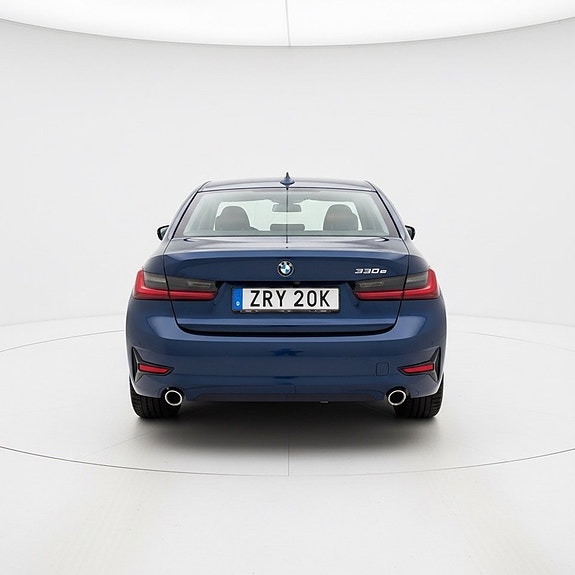 BMW 330e 4 of 5