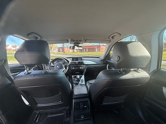 BMW 318d 3 of 5