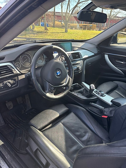 BMW 318d 2 of 5