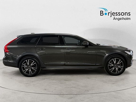 Volvo V90 Cross Country 2 of 5
