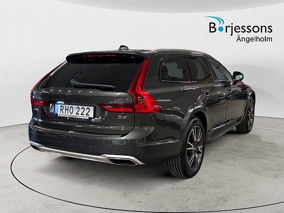 Volvo V90 Cross Country 3 of 5