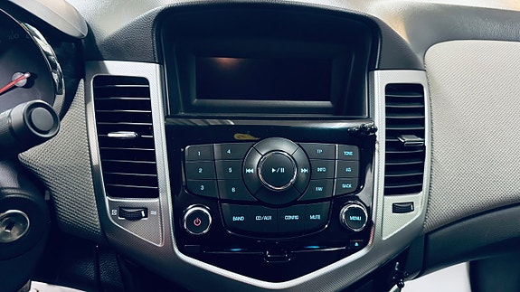 Chevrolet Cruze 12 of 16