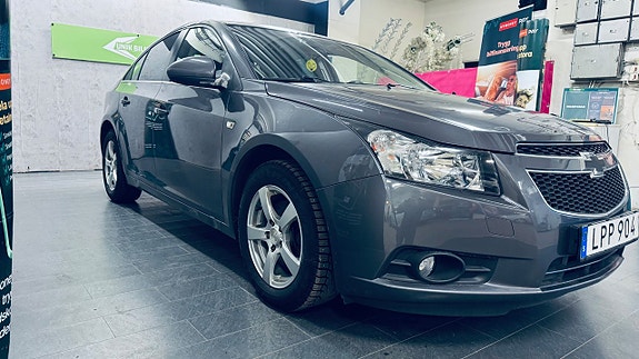 Chevrolet Cruze 2 of 5