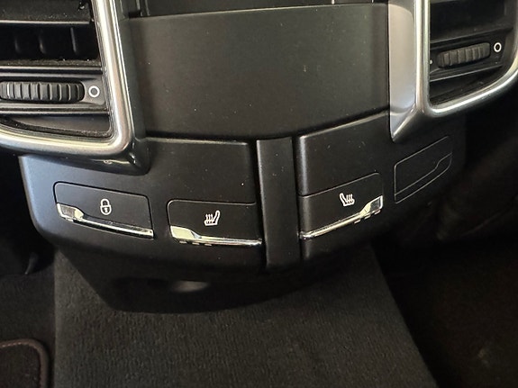 Porsche Cayenne GTS 13 of 20