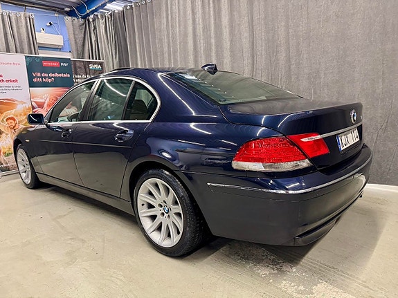 BMW 750i 4 of 5